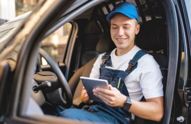 Koerier bekijkt zijn route op tablet in de bestelauto