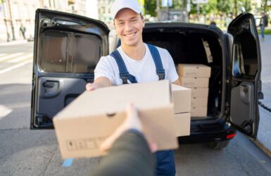 Koerier overhandigt pakket vanuit de bestelauto